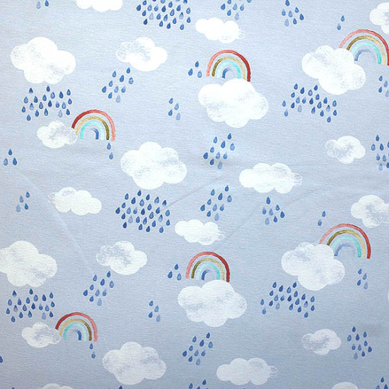 Baumwolljersey von HILCO in hellblau gemustert mit tollen Regenbogen- und Wolkenmotive aus der Stoffserie "baby sky".