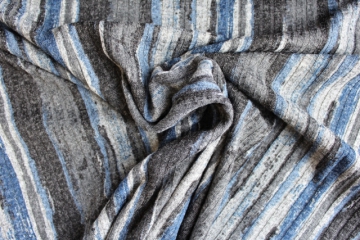 viskosestrickstoff mit bunten streifen gemustert