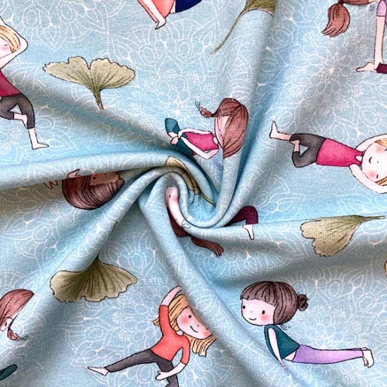 Baumwolljersey in hellblau mit Yogamotiven gemustert