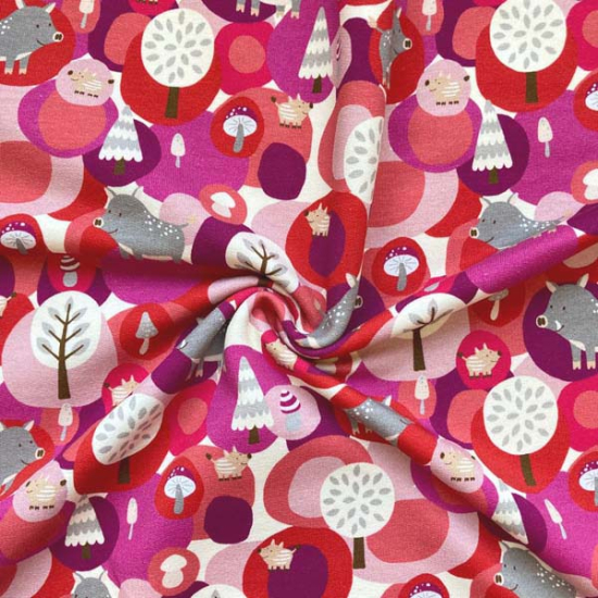 Preview: leicht angrauter French Terry in rot mit Schweinen gemustert.