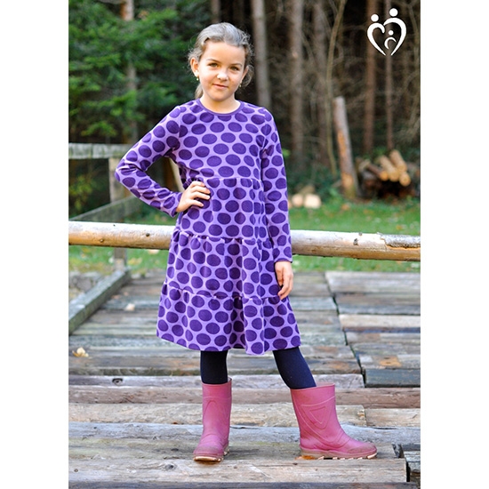 Huebsches Schnittmuster von lillesol & pelle für ein wunderschoenes Stufenkleid in den Groessen 80-164.