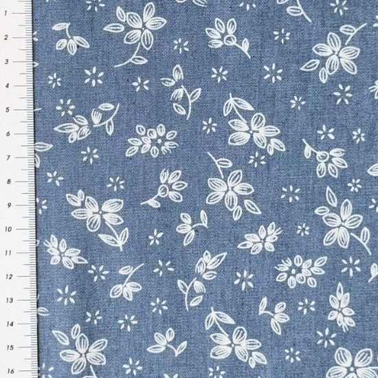 weich fallender Jeansstoff in hellem denim mit Bluemchen gemustert