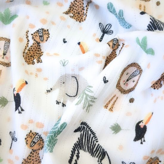 weicher Ribjersey in offwhite mit suessen Safaritieren gemustert