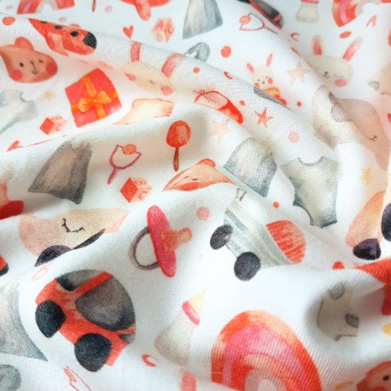 Weicher Baumwolljersey in offwhite mit Motiven aus der Babywelt gemustert.