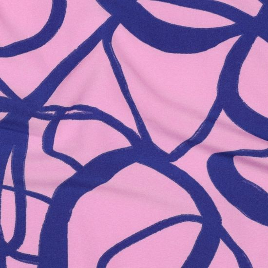 Weicher und sehr leichter Sommerstretch in Rosa mit abstrakten blauen Linien gemustert