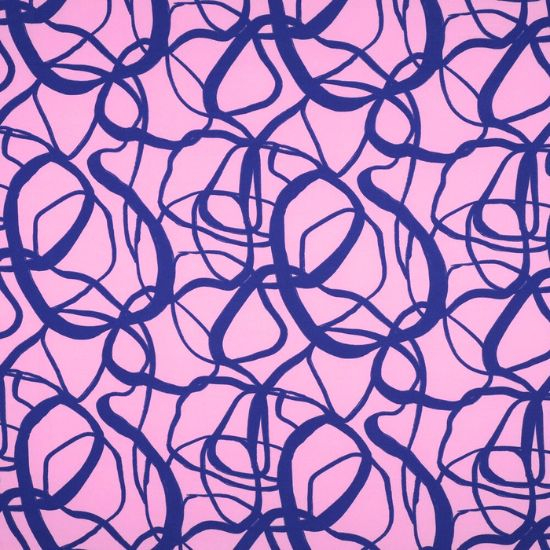 Weicher und sehr leichter Sommerstretch in Rosa mit abstrakten blauen Linien gemustert