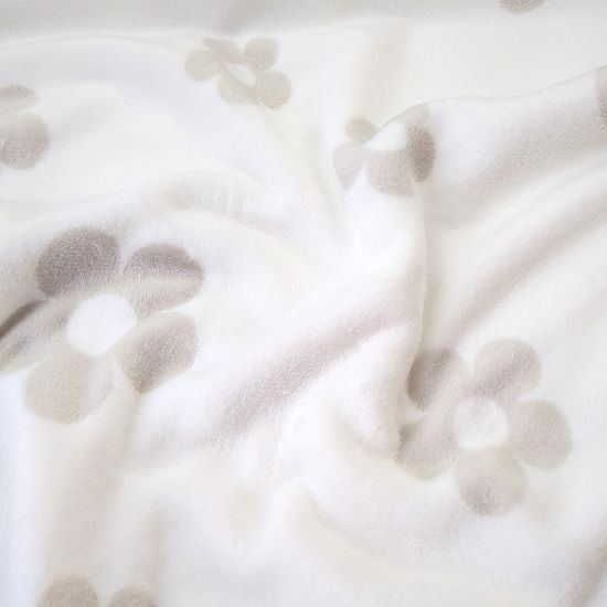 Kuscheliger Wellnessfleece in Offwhite mit Blumen gemustert