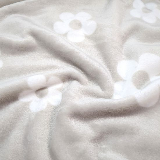 Kuscheliger Wellnessfleece in Sand mit Blumen gemustert