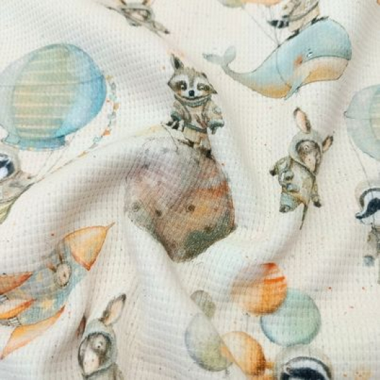 Angenehm weicher Waffeljersey in ecru mit süßen fliegenden Tieren als Astronauten gemustert