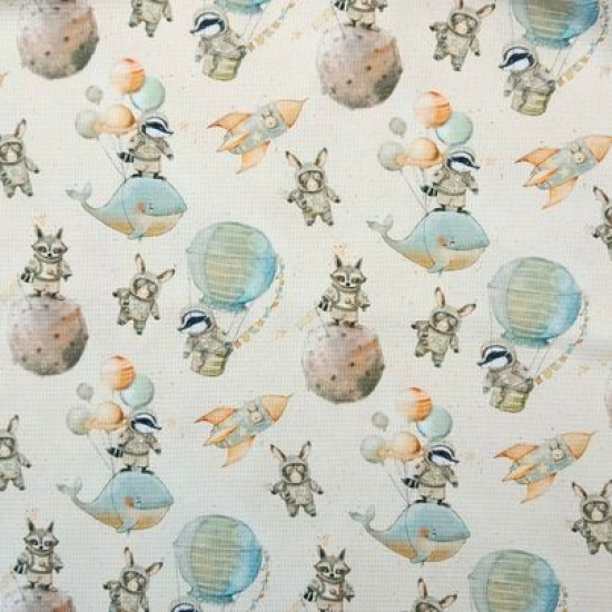 Angenehm weicher Waffeljersey in ecru mit süßen fliegenden Tieren als Astronauten gemustert