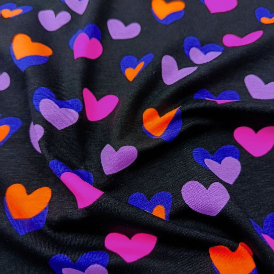 Kuschelweicher Jersey in schwarz mit Neon Herzen gemustert
