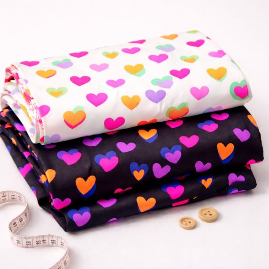 Kuschelweicher Jersey in schwarz mit Neon Herzen gemustert