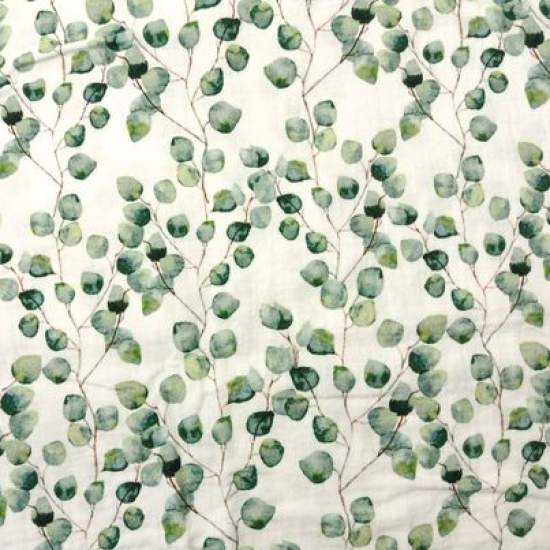 Weicher luftiger Bio Musselin in offwhite mit Eukalyptuszweigen und Blättern gemustert