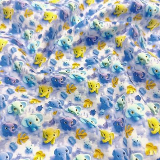 Leicht fallender Baumwollstoff in Flieder Farbtönen mit bunten Mini Elefanten gemustert