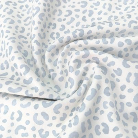 Superweicher French Terry aus Eigenproduktion in ecru mit Mini Leoprint in Puderblau