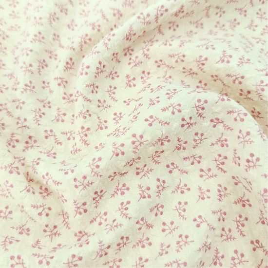 Leichter luftiger Baumwollstoff Seersucker in ecru mit kleinen rosa Miniblüten gemustert