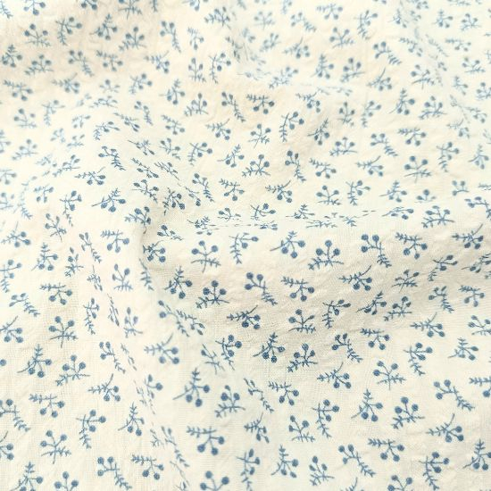 Leichter luftiger Baumwollstoff Seersucker in ecru mit kleinen blauen Miniblüten gemustert