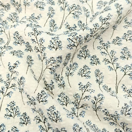 Leichter luftiger Baumwollstoff Seersucker in ecru mit kleinen blauen Miniblütenzweigen gemustert