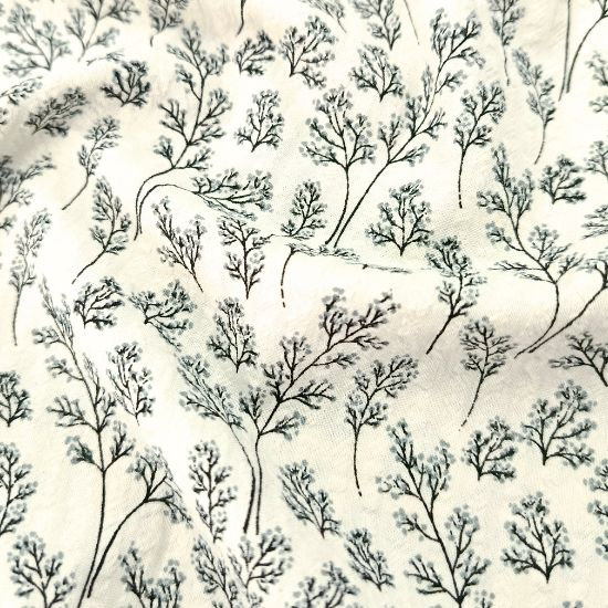 Leichter luftiger Baumwollstoff Seersucker in ecru mit kleinen altgrünen Miniblütenzweigen gemustert