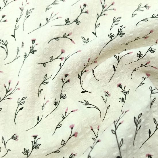 Leichter luftiger Baumwollstoff Seersucker in ecru mit kleinen rosa Zweigen gemustert