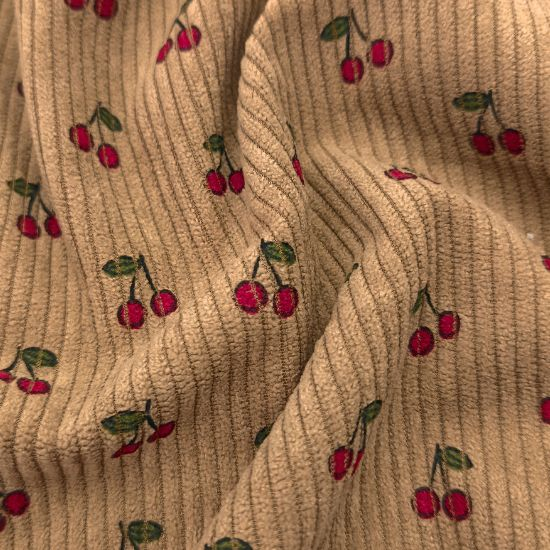 Weich fallender Baumwoll Stretch Cord in beige mit Minikirschen gemustert