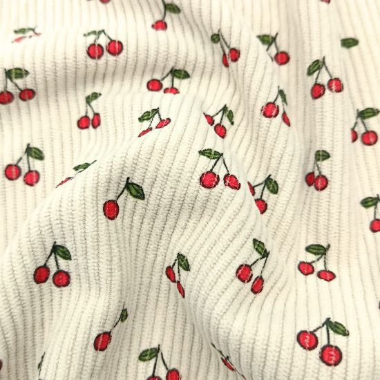 Weich fallender Baumwoll Stretch Cord in ecru mit Minikirschen gemustert