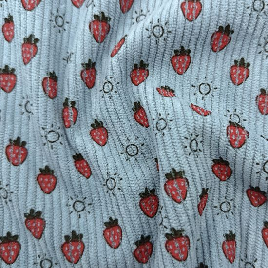 Weich fallender Baumwoll Stretch Cord in jeansblau mit Minierdbeeren gemustert