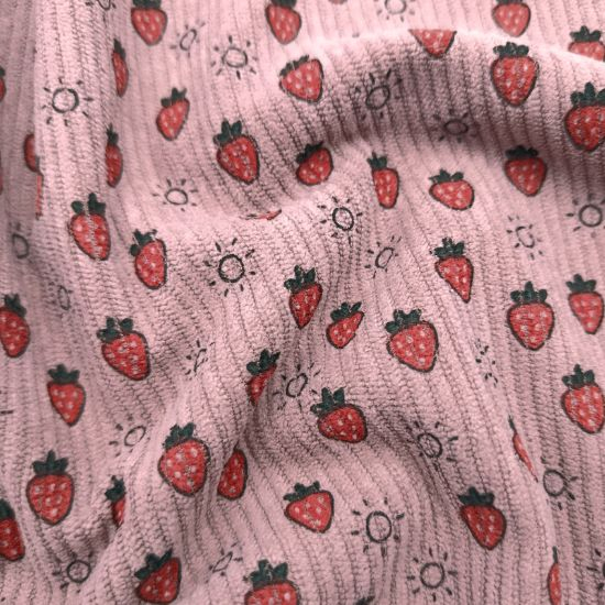 Weich fallender Baumwoll Stretch Cord in dunklem altrosa mit Minierdbeeren gemustert
