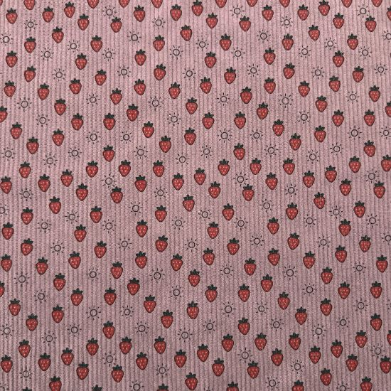 Weich fallender Baumwoll Stretch Cord in dunklem altrosa mit Minierdbeeren gemustert