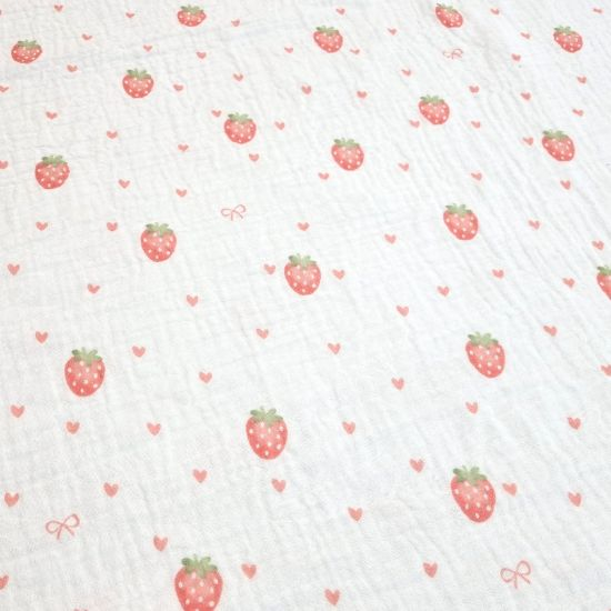 Weicher luftiger Musselin in offwhite  mit wasserfarbenden Erdbeeren gemustert