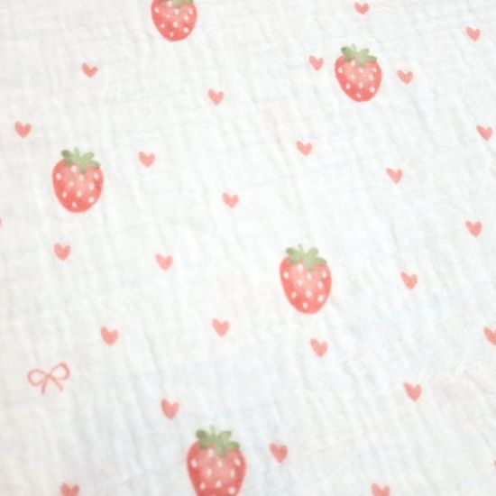 Weicher luftiger Musselin in offwhite  mit wasserfarbenden Erdbeeren gemustert