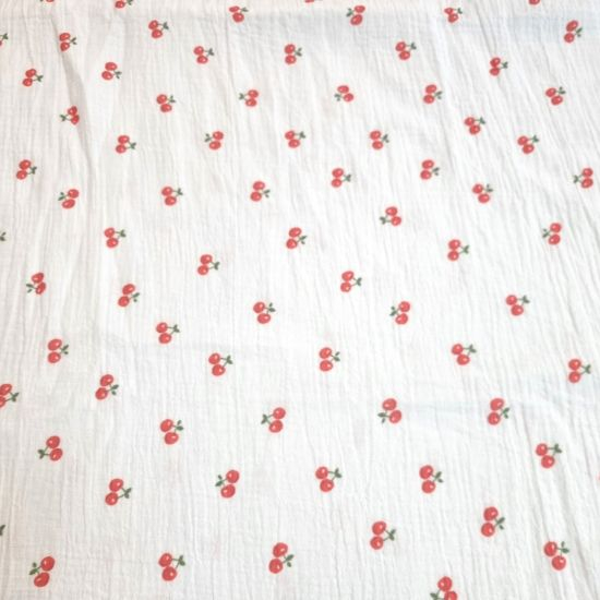 Weicher luftiger Musselin in offwhite  mit wasserfarbenden Kirschen gemustert