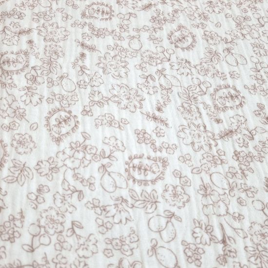 Weich fallender Musselin in offwhite mit romantischen Blumen gemustert