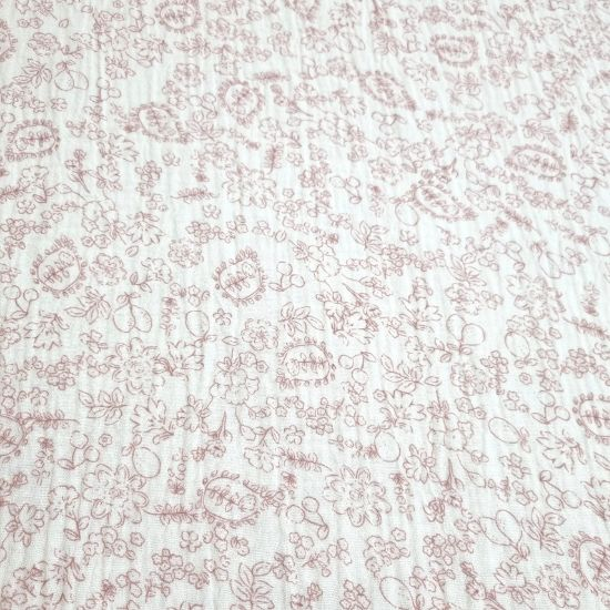 Weich fallender Musselin in offwhite mit romantischen Blumen gemustert.