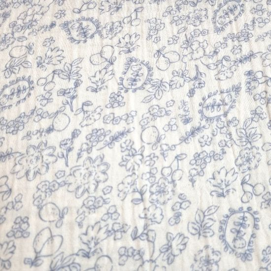 Weich fallender Musselin in offwhite mit romantischen Blumen gemustert