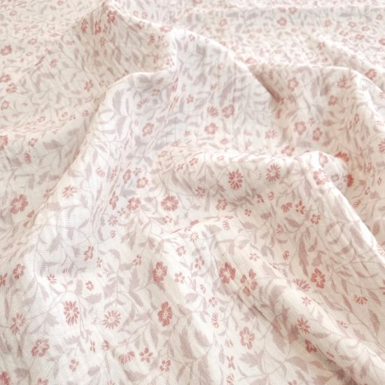 Weich fallender Musselin in offwhite mit romantischen Blumen gemustert