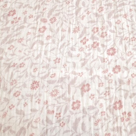 Weich fallender Musselin in offwhite mit romantischen Blumen gemustert