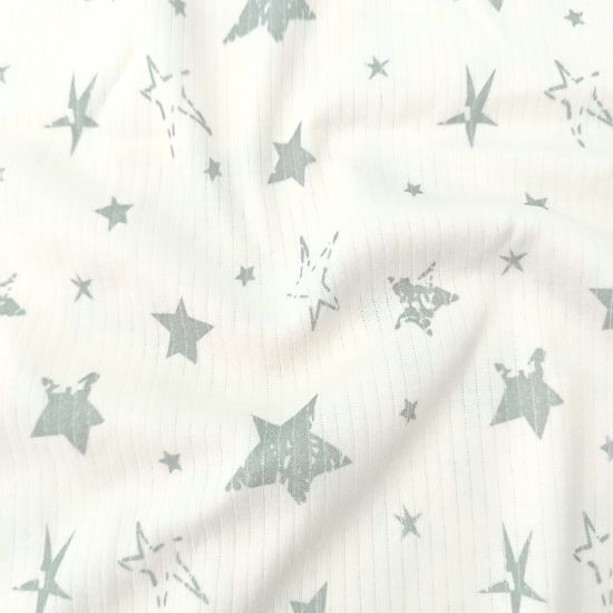 Kuschelweicher Ribjersey aus reiner Baumwolle mit Sternen in dunklem altgrün gemustert.