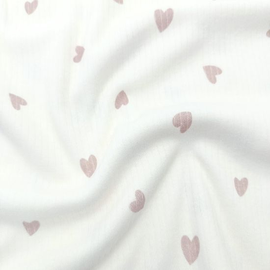 Kuschelweicher Ribjersey aus reiner Baumwolle mit Herzen in dunklem Altrosa gemustert.
