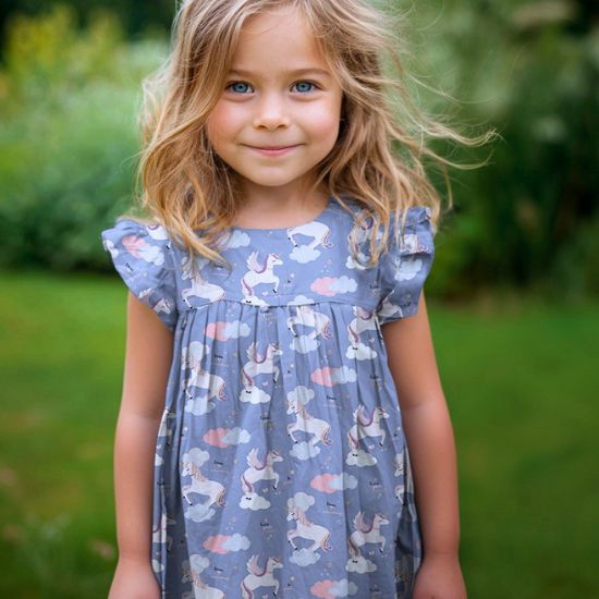 Leicht fallender Baumwollstoff in bleu mit Einhörnern auf Wolken gemustert