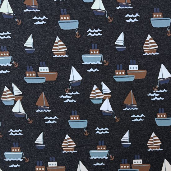 Kuschelweicher Jersey in marineblau melange mit Segelbooten und Schiffen gemustert