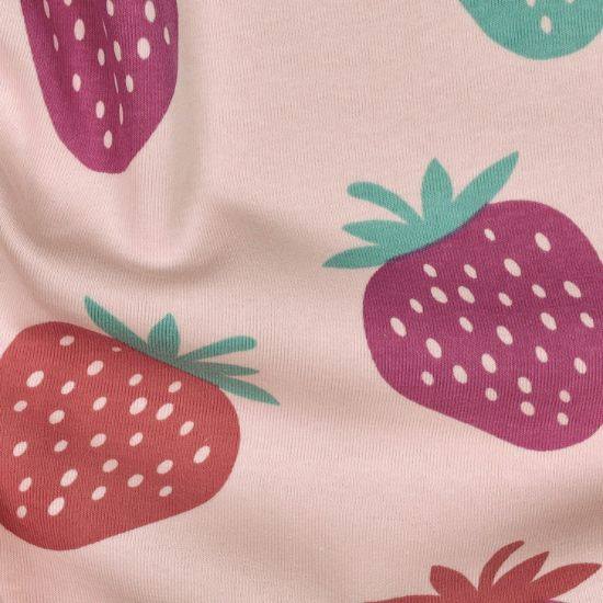 Kuschelweicher und warmer Sweatstoff in rosa mit bunten Erdbeeren gemustert