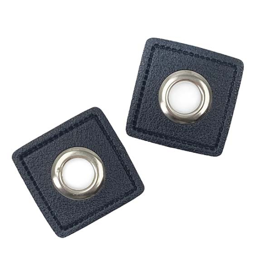 Vier schwarze Ösenpatches aus Kunstleder in Quadratform mit Durchmesser von 14mm.