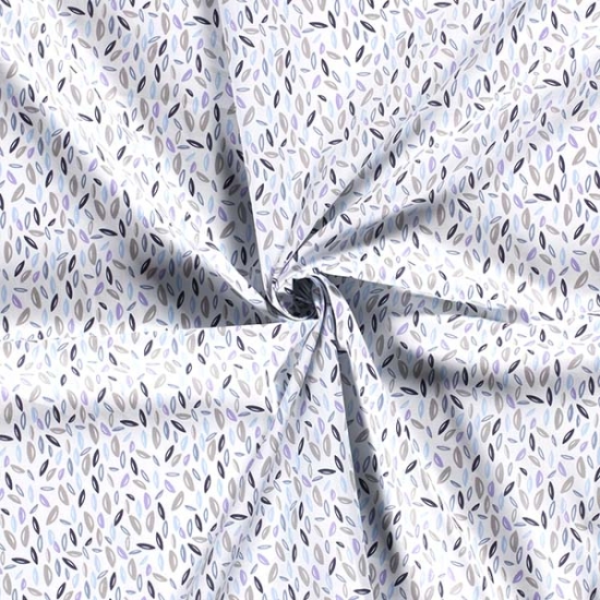 Baumwollstoff in hellblau mit Blättern gemustert.