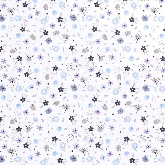 Baumwollstoff in hellblau mit Blumen gemustert.