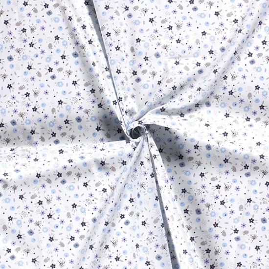 Baumwollstoff in hellblau mit Blumen gemustert.