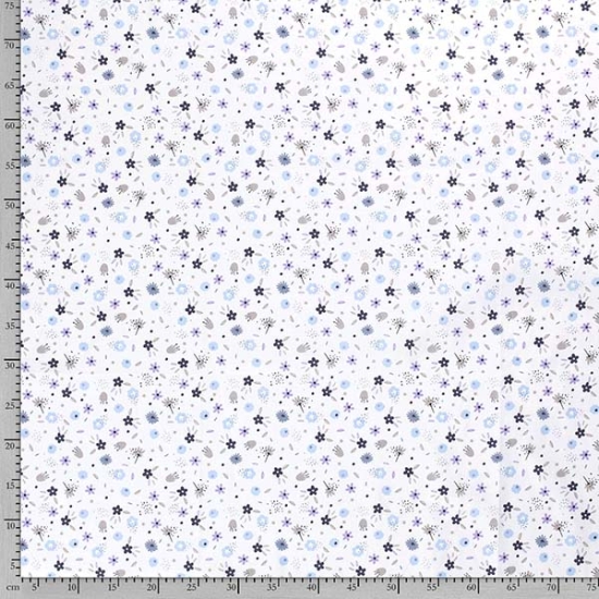 Baumwollstoff in hellblau mit Blumen gemustert.