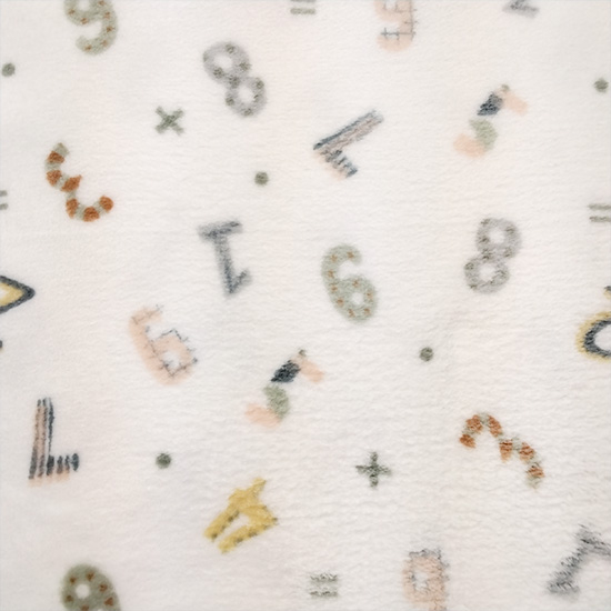 Wellnessfleece mit bunten zahlen gemustert, ideal für kuschelige Decken und Kissen fuer Kinder und Babys