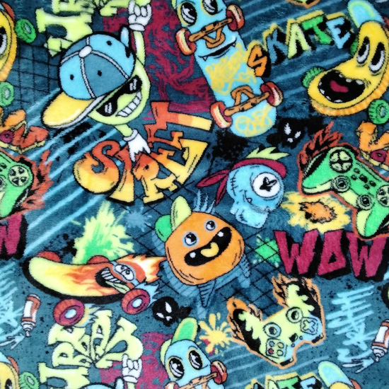 Wellnessfleece mit buntem Skatermuster