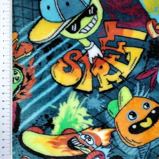 Wellnessfleece mit buntem Skatermuster